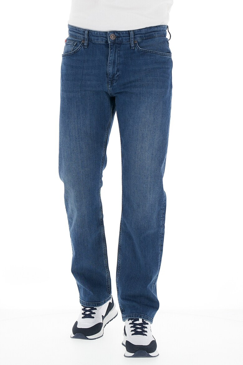 Lee Cooper Прави дънки със захабен ефект - Pepit.bg