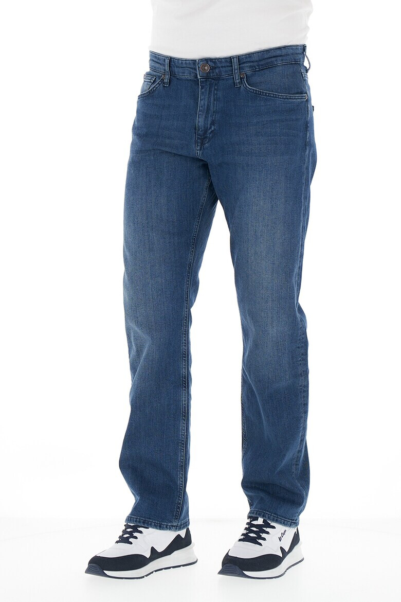 Lee Cooper Прави дънки със захабен ефект - Pepit.bg