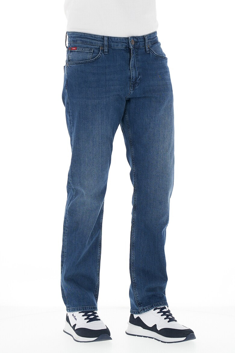 Lee Cooper Прави дънки със захабен ефект - Pepit.bg