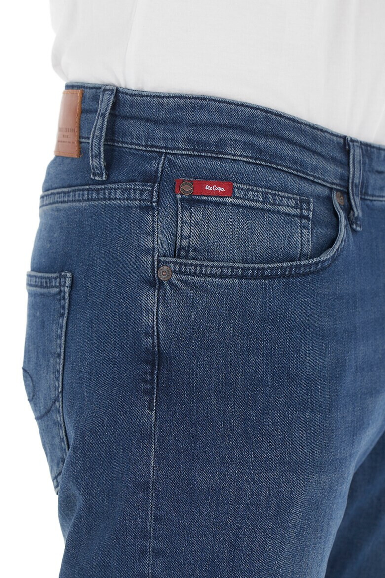 Lee Cooper Прави дънки със захабен ефект - Pepit.bg