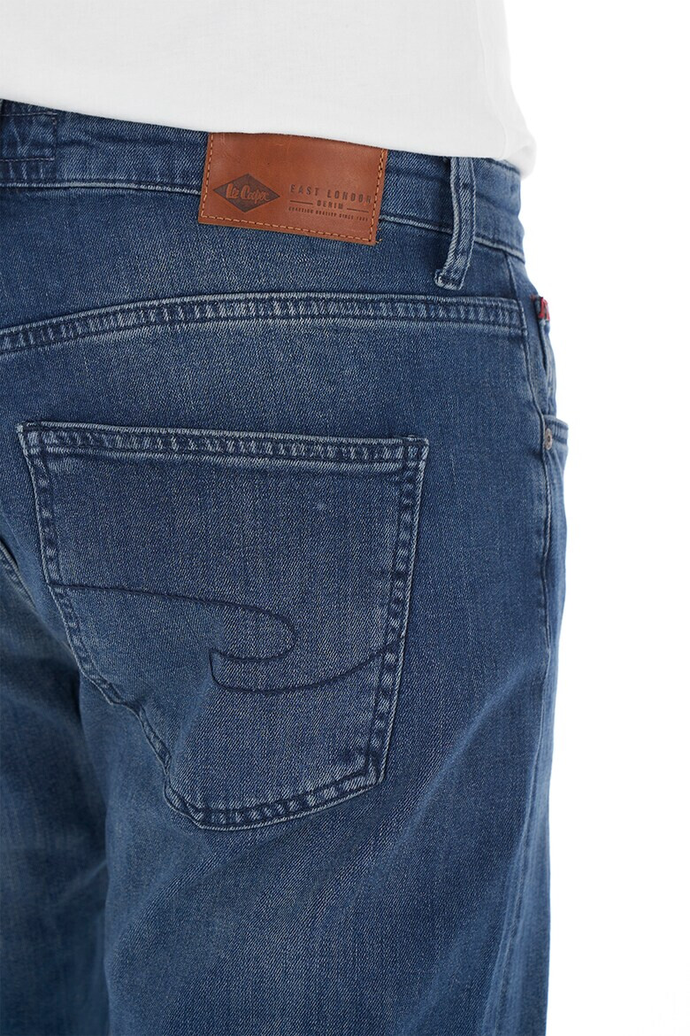Lee Cooper Прави дънки със захабен ефект - Pepit.bg