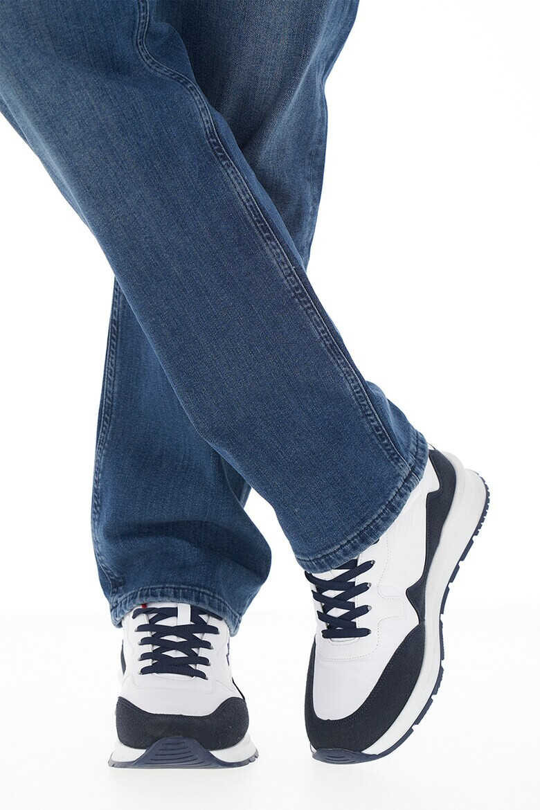 Lee Cooper Прави дънки със захабен ефект - Pepit.bg