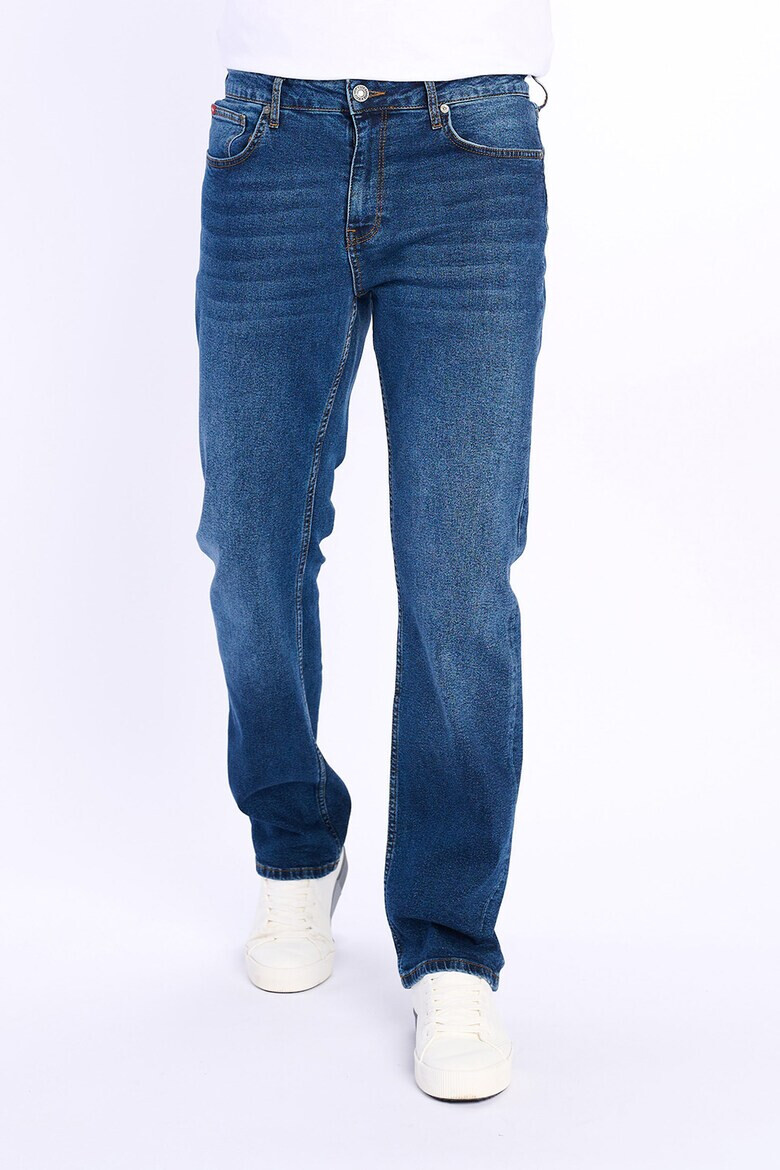 Lee Cooper Прави дънки със захабен ефект - Pepit.bg