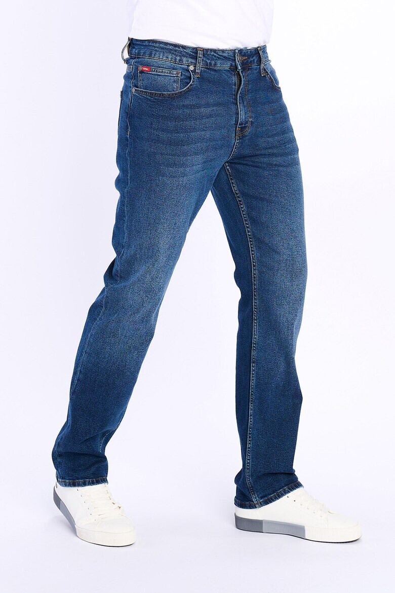 Lee Cooper Прави дънки със захабен ефект - Pepit.bg