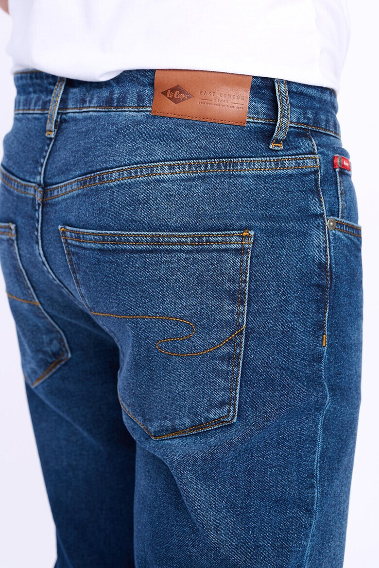Lee Cooper Прави дънки със захабен ефект - Pepit.bg