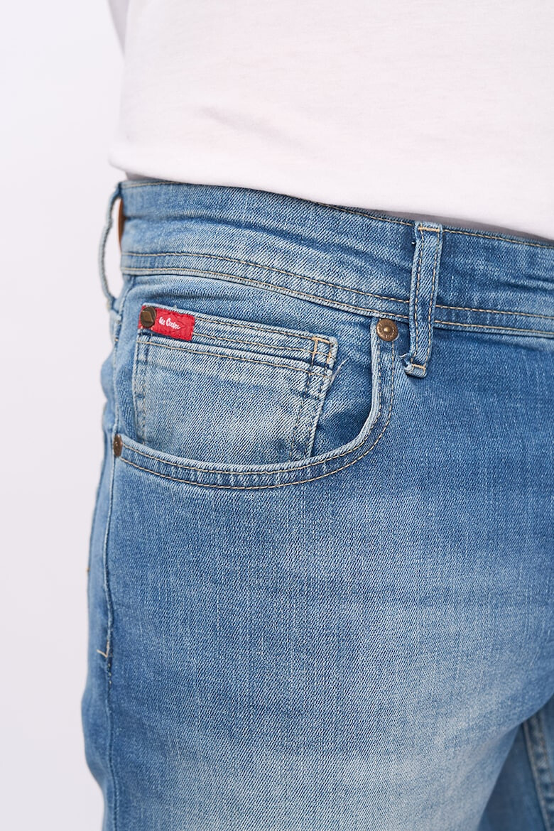 Lee Cooper Прави дънки със захабен ефект - Pepit.bg