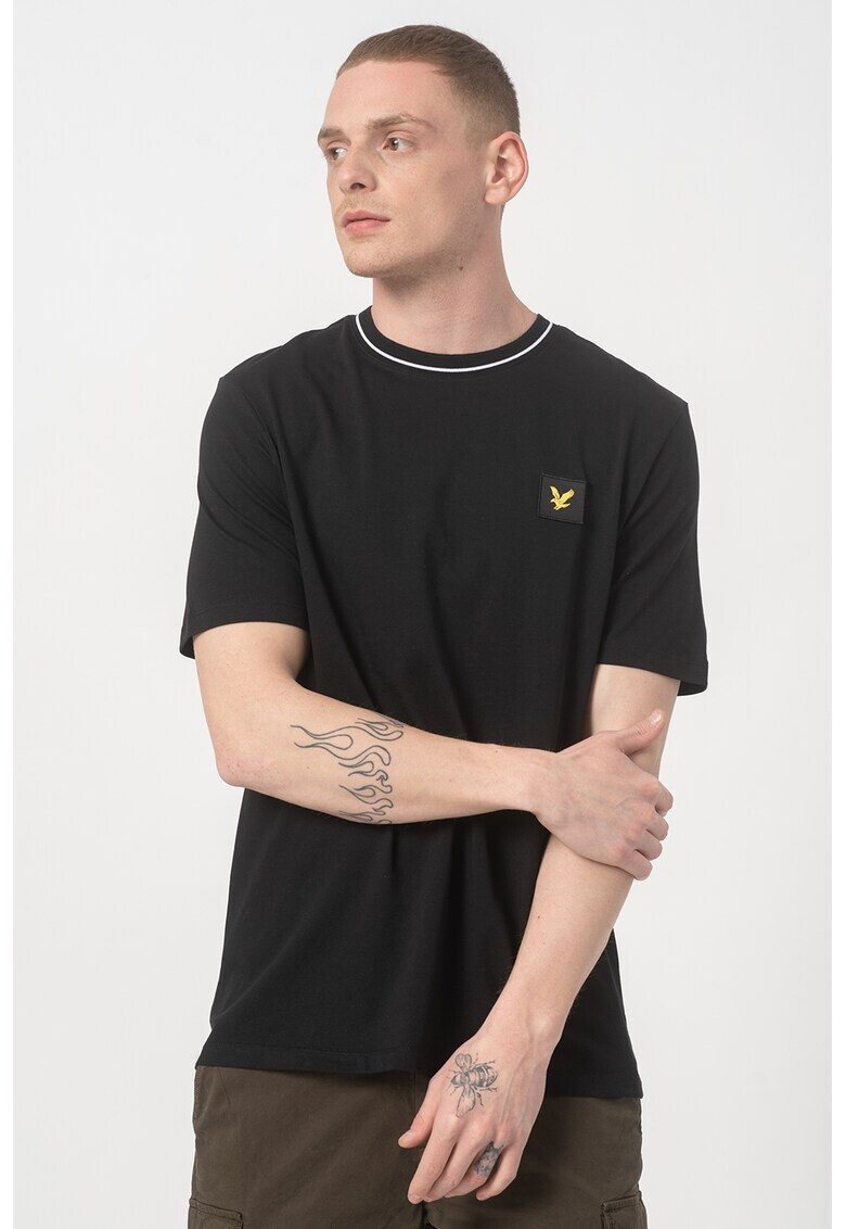 Lyle & Scott Тениска с овално деколте и бродерия отпред - Pepit.bg