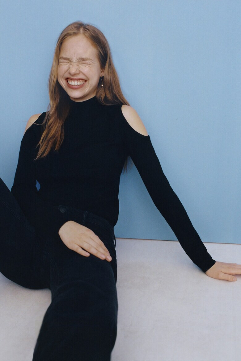 Mango Пуловер Cutnight с отвор на раменете - Pepit.bg