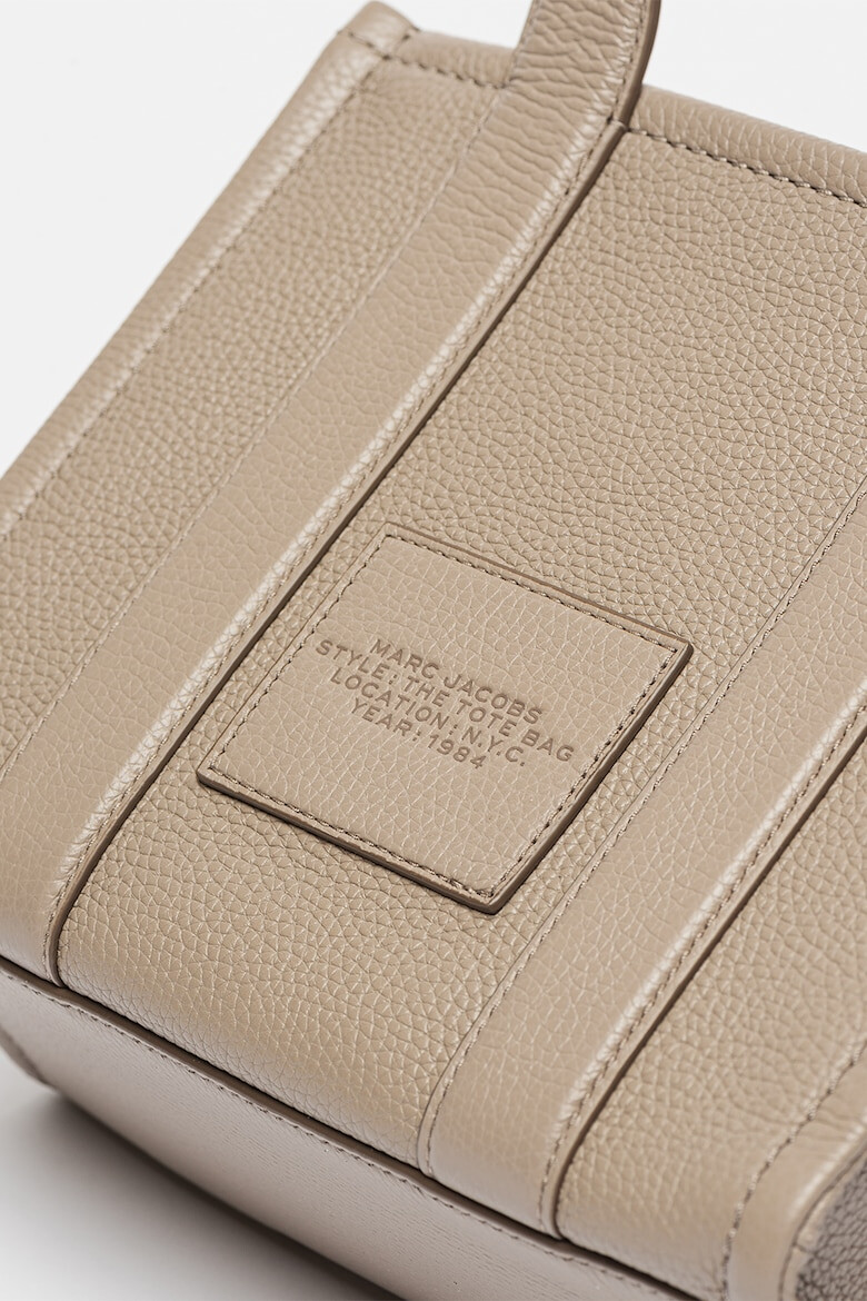 Marc Jacobs Кожена чанта The Small - Сиво-бежов - Pepit.bg