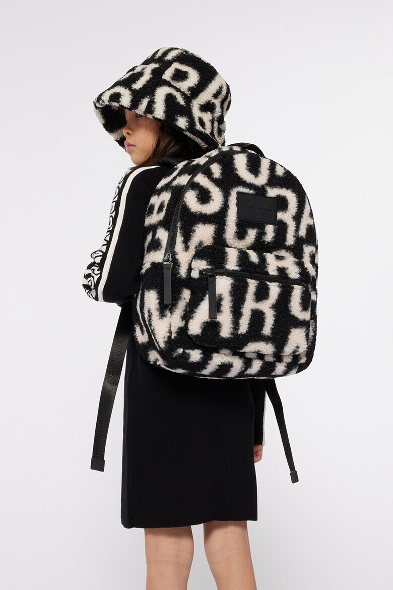 Marc Jacobs Раница с лого и мъхест дизайн - Pepit.bg