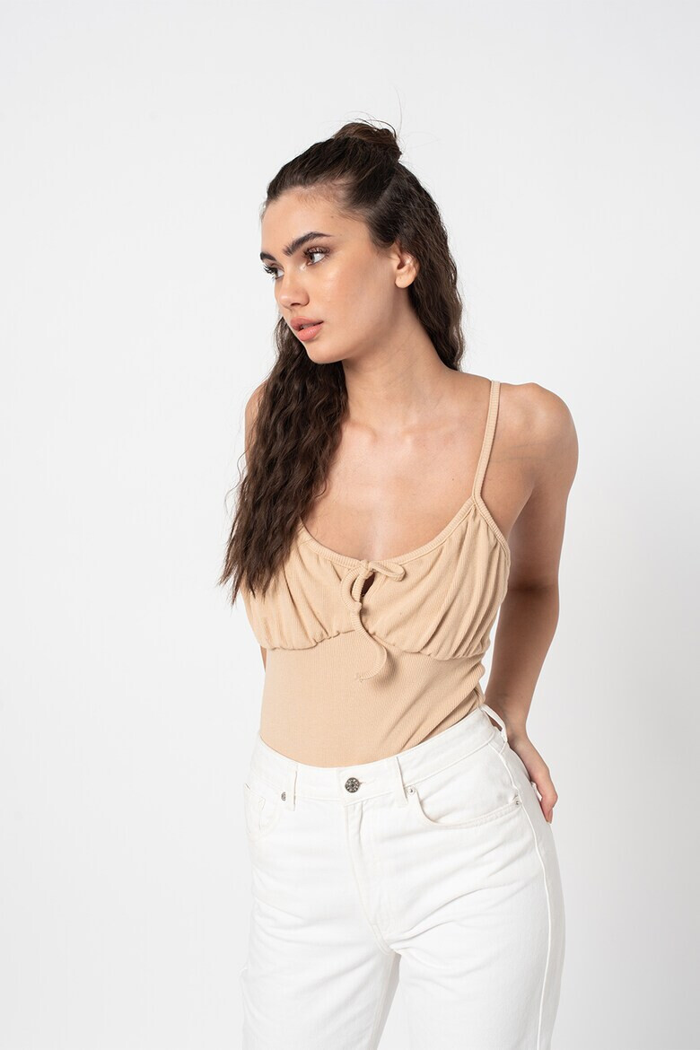 Missguided Рипсен топ с дизайн на боди - Pepit.bg