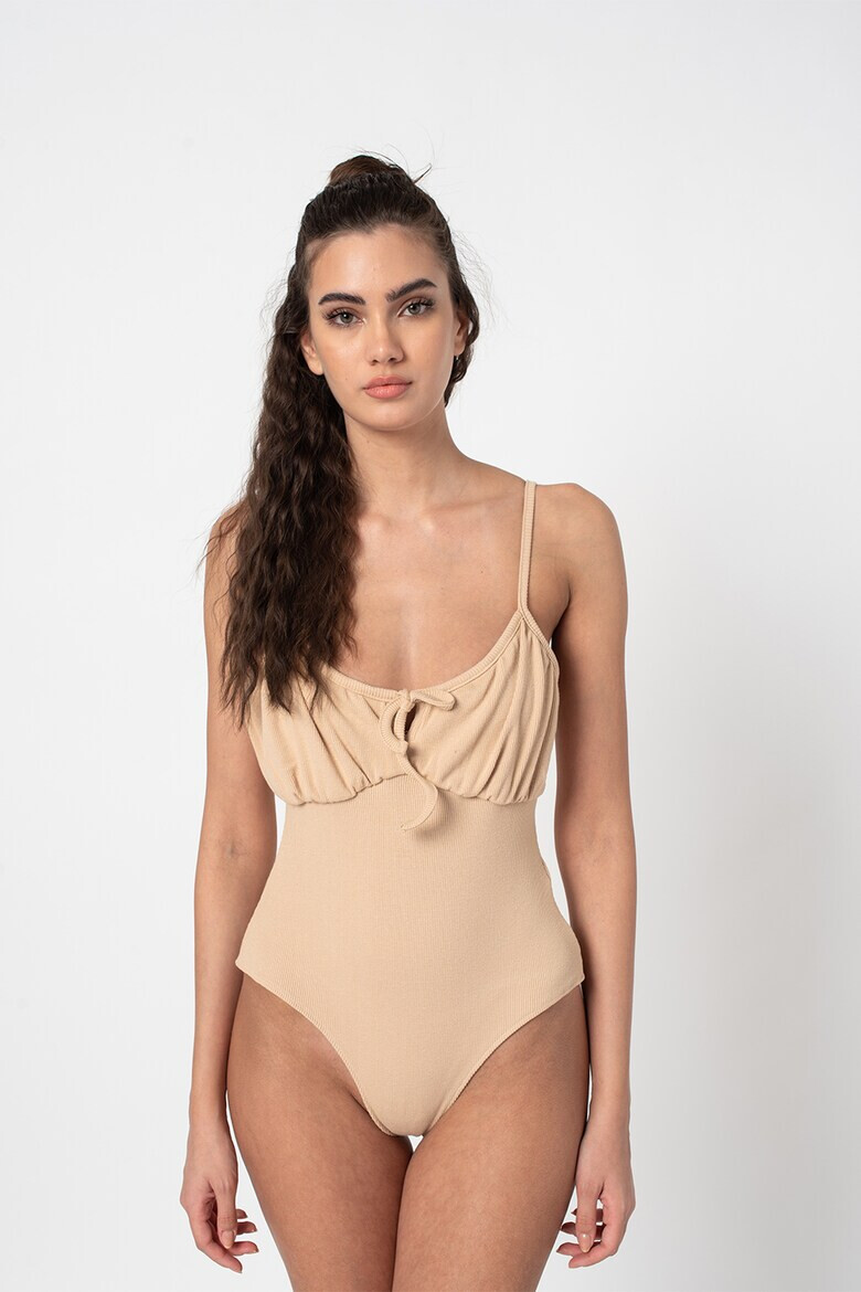 Missguided Рипсен топ с дизайн на боди - Pepit.bg