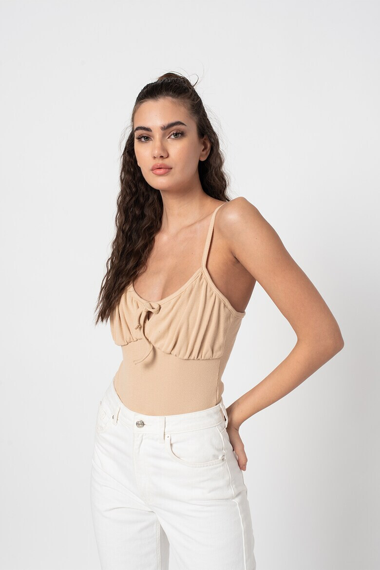 Missguided Рипсен топ с дизайн на боди - Pepit.bg