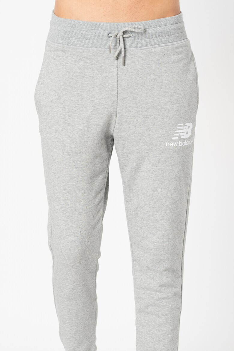 New Balance Спортен панталон Essential Stack с лого - Pepit.bg