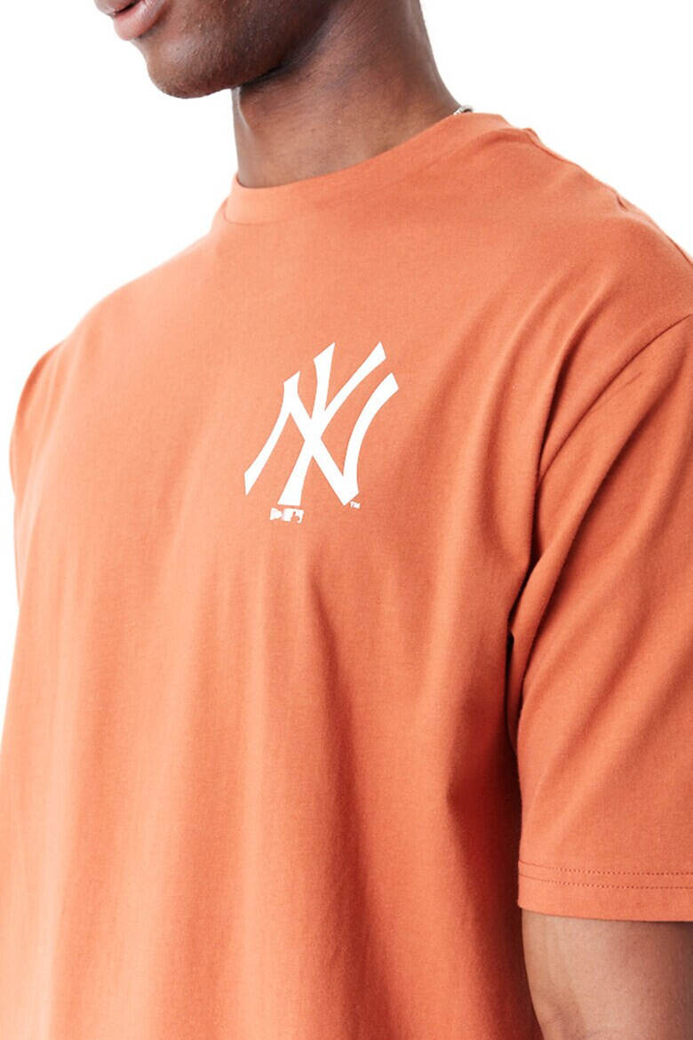 New Era Уголемена тениска с шарка на New York Yankees - Pepit.bg