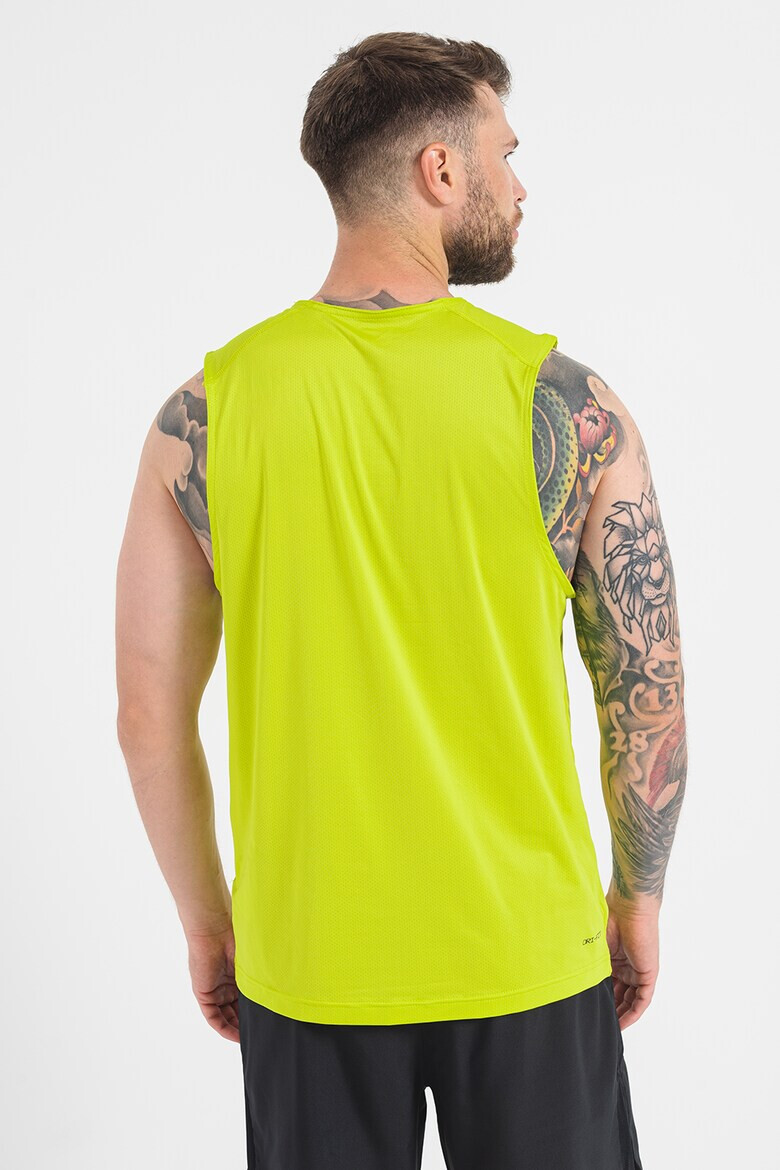 Nike Фитнес топ с Dri Fit - Pepit.bg