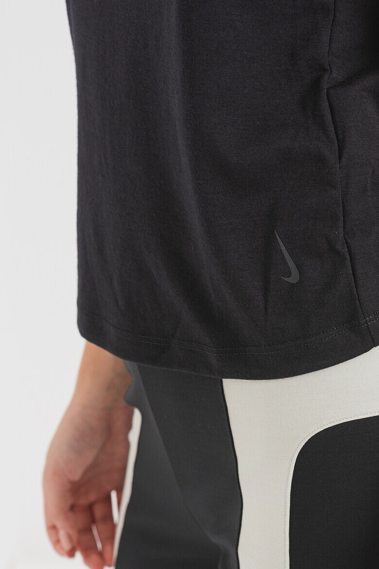 Nike Фитнес топ с овално деколте - Pepit.bg