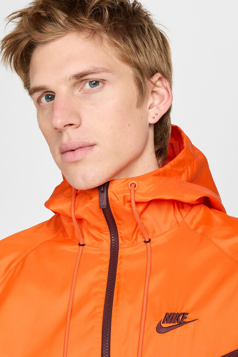 Nike Яке Windrunner с качулка и контрасти - Pepit.bg