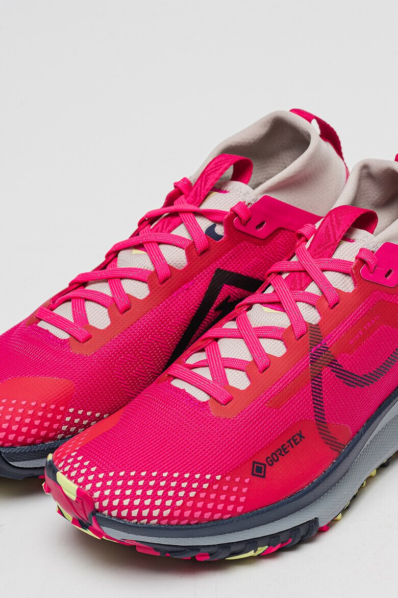 Nike Обувки React Pegasus с GORE-TEX за трейл - Сив/Фуксия - Pepit.bg
