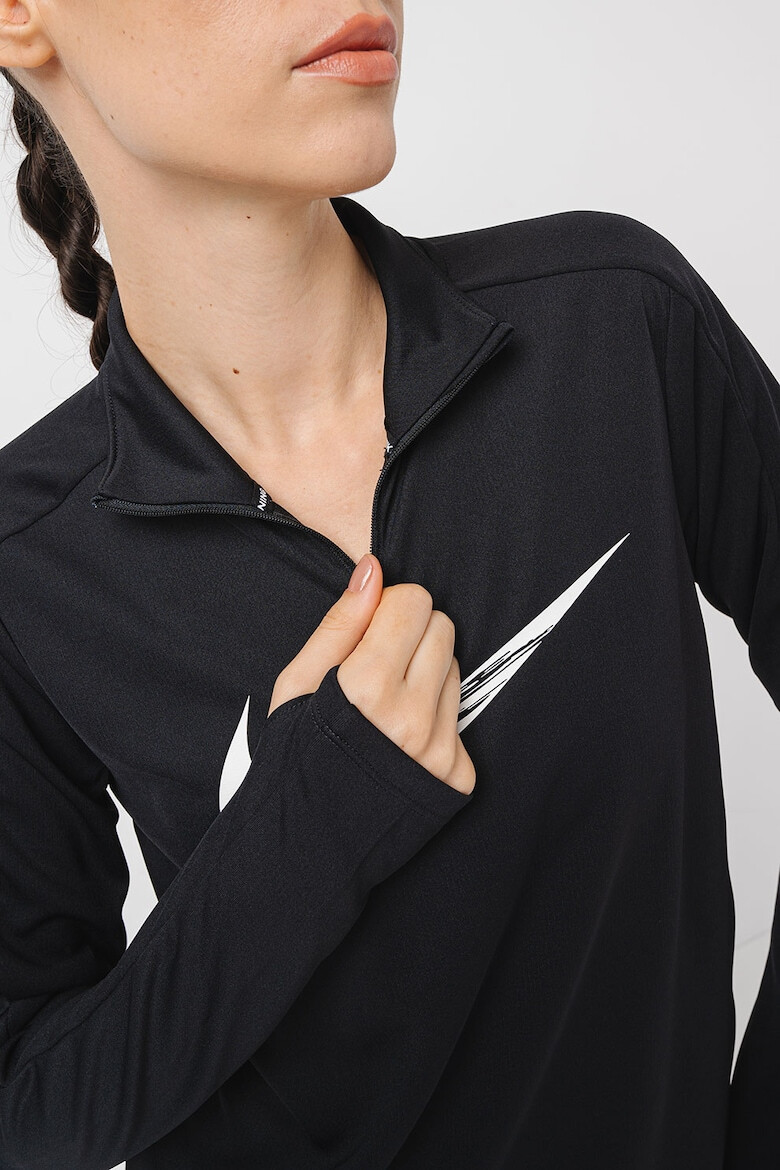 Nike Суитшърт за бягане Swoosh с Dri-FIT с къс цип - Pepit.bg