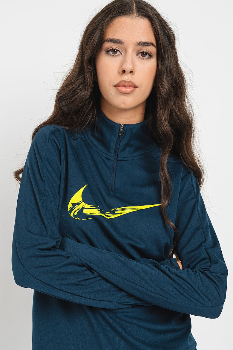 Nike Суитшърт за бягане Swoosh с Dri-FIT с къс цип - Pepit.bg