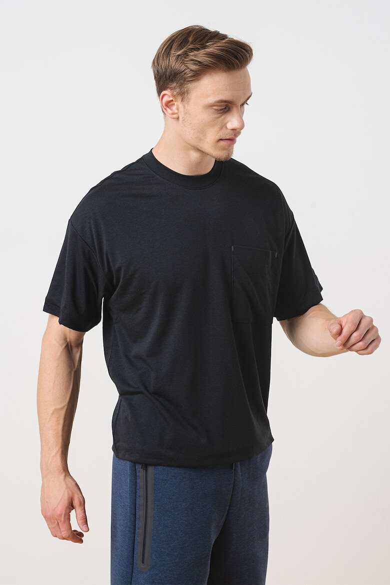 Nike Тениска с Dri Fit и овално деколте - Черен - Pepit.bg