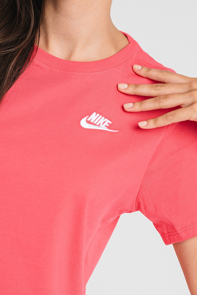 Nike Тениска Sportswear Club Essentials с овално деколте - Pepit.bg