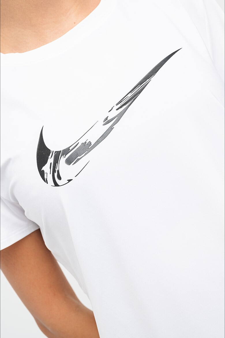 Nike Тениска за бягане Swoosh с Dri-FIT с лого - Pepit.bg