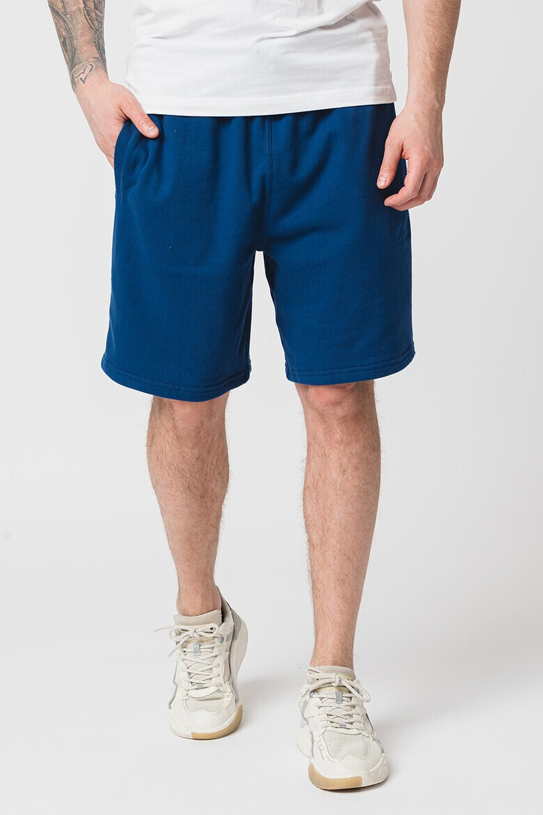 SUPERDRY Къс панталон Essential с бродирано лого - Pepit.bg
