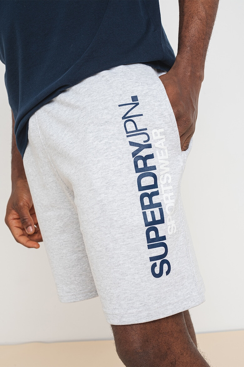 SUPERDRY Къс панталон с лого - Pepit.bg