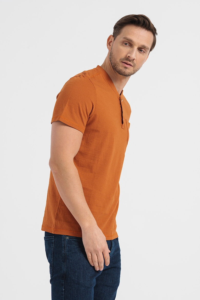 Tom Tailor Тениска тип Henley с джоб - Pepit.bg