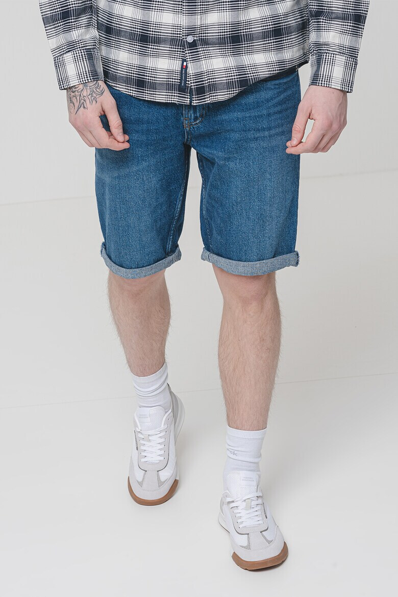 Tommy Jeans Бермуди Ronnie от деним - Pepit.bg