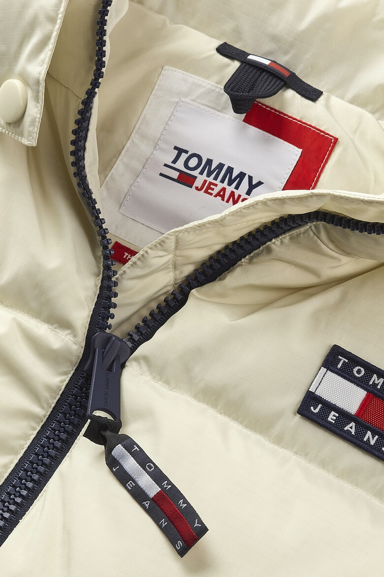 Tommy Jeans Елек с пухена вата и капитониран дизайн - Pepit.bg