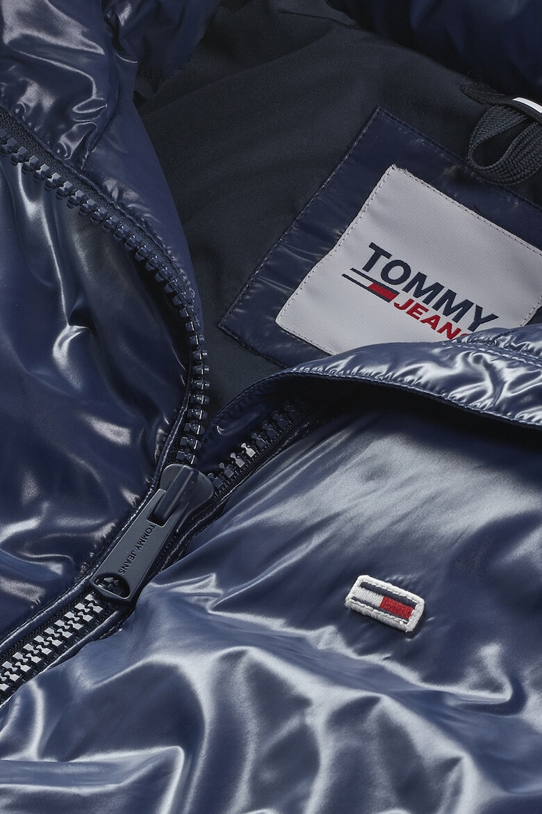 Tommy Jeans Късо зимно яке с пухена вата и бляскав ефект - Pepit.bg