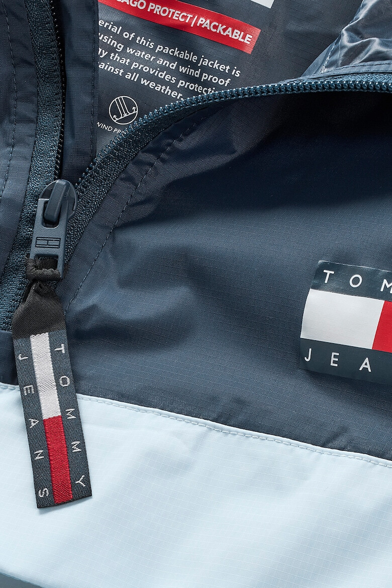 Tommy Jeans Непромокаема ветровка с качулка и прибиращ се дизайн - Pepit.bg