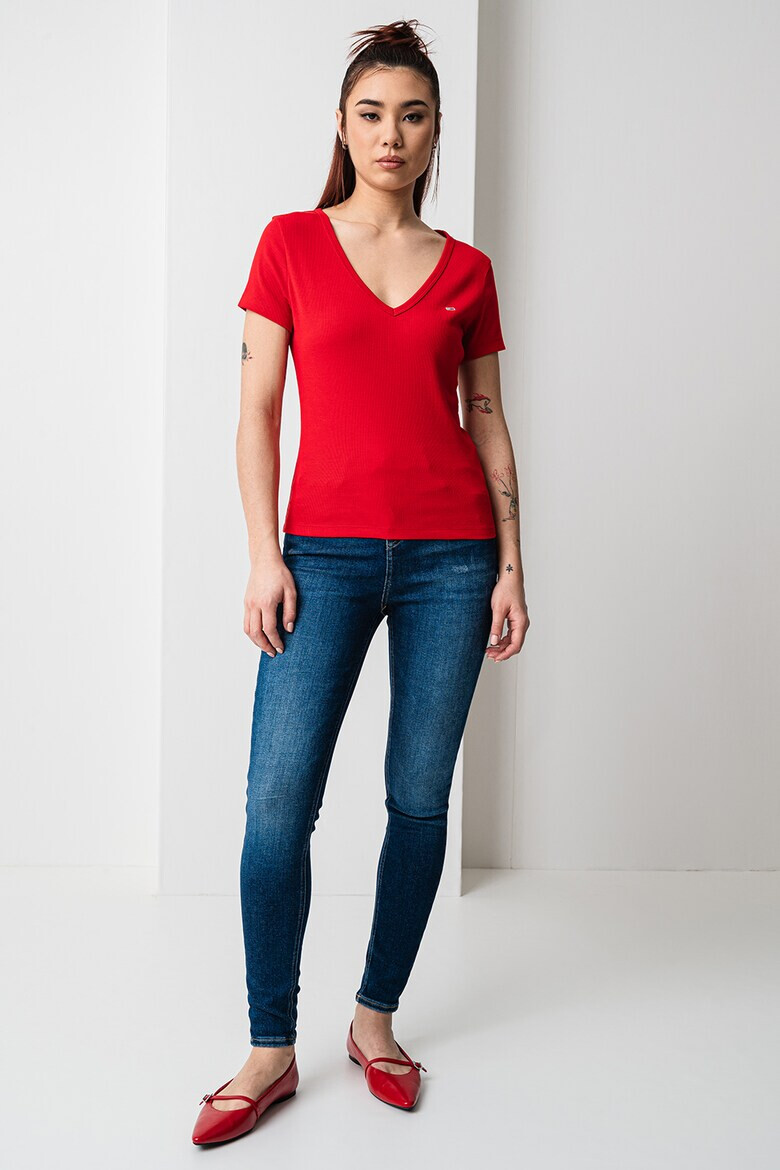 Tommy Jeans Слим тениска с шпиц - Pepit.bg
