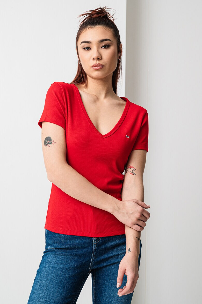 Tommy Jeans Слим тениска с шпиц - Pepit.bg