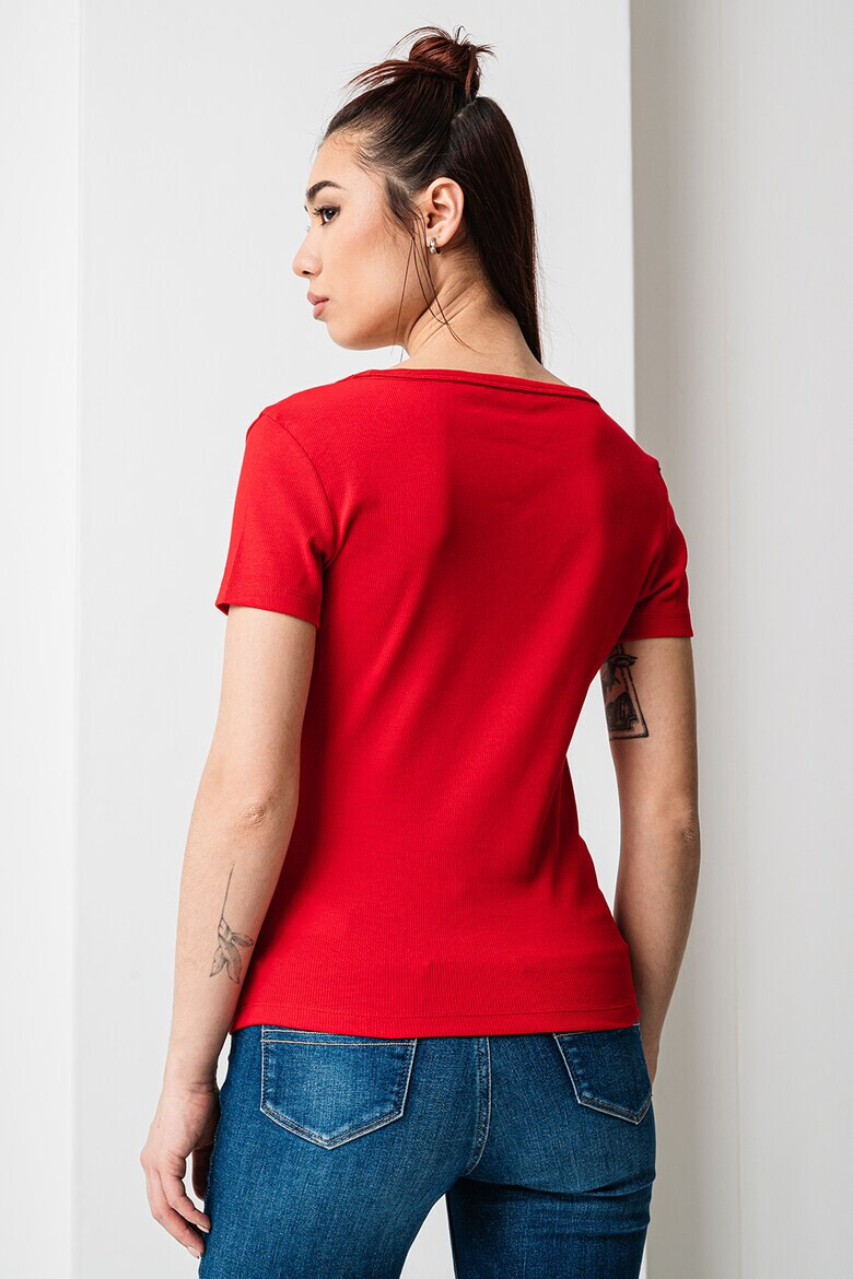 Tommy Jeans Слим тениска с шпиц - Pepit.bg