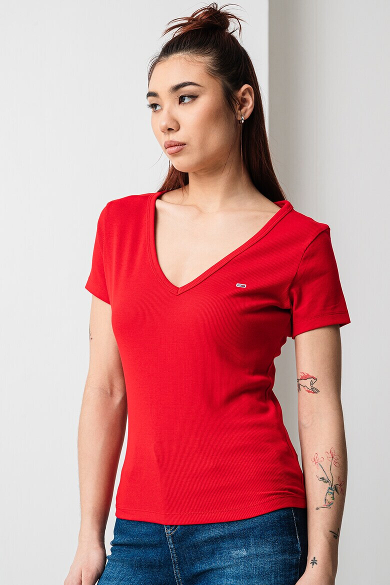 Tommy Jeans Слим тениска с шпиц - Pepit.bg