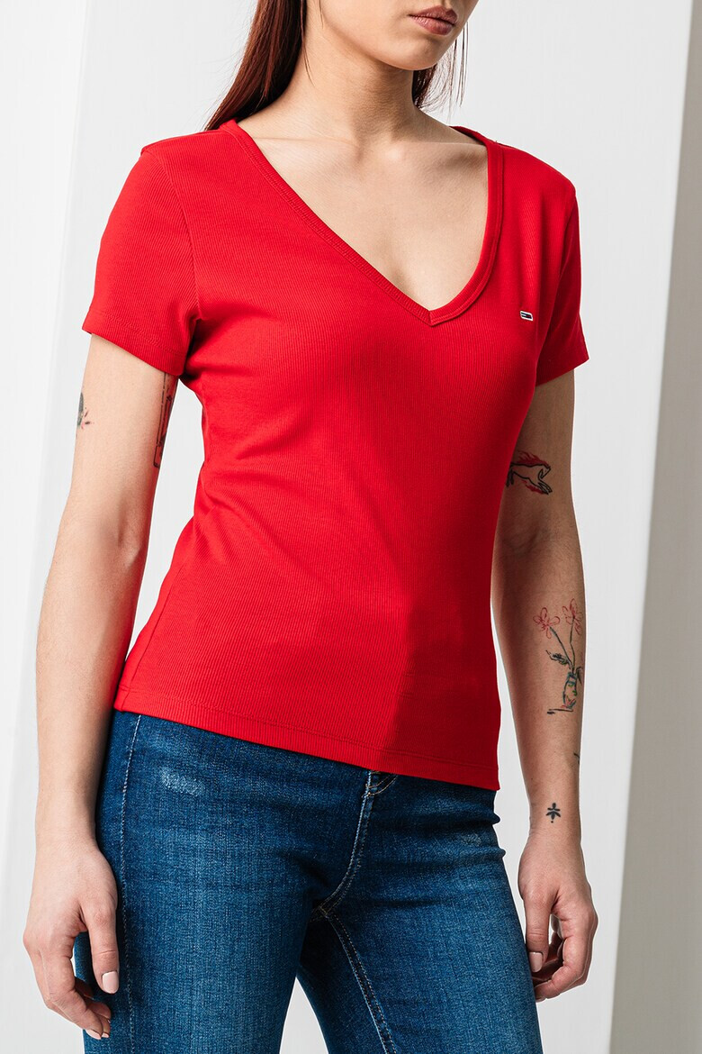 Tommy Jeans Слим тениска с шпиц - Pepit.bg