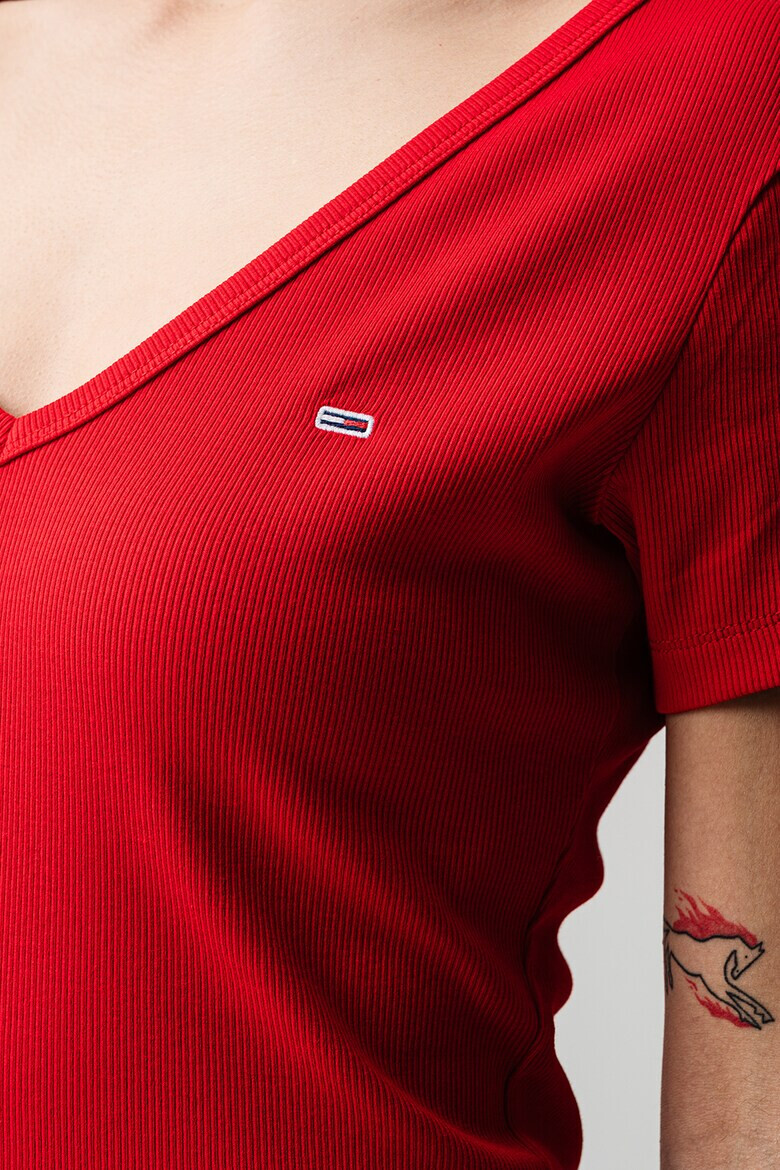 Tommy Jeans Слим тениска с шпиц - Pepit.bg