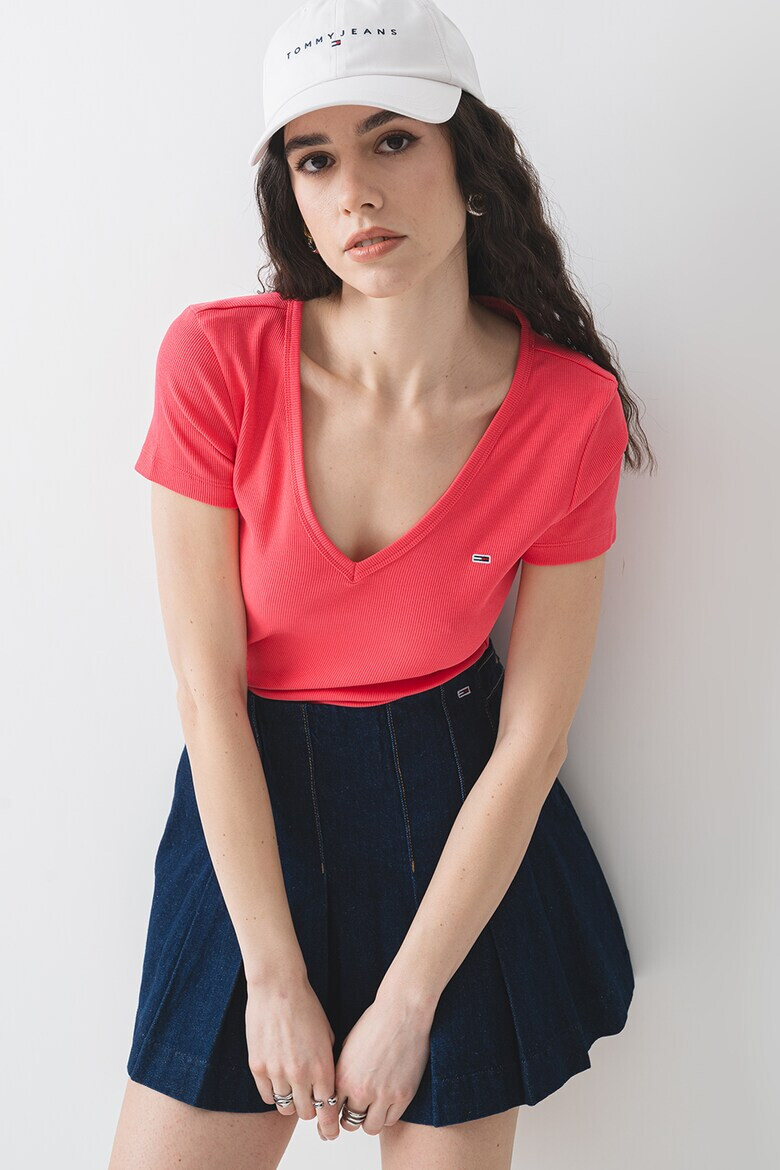Tommy Jeans Слим тениска с шпиц - Pepit.bg