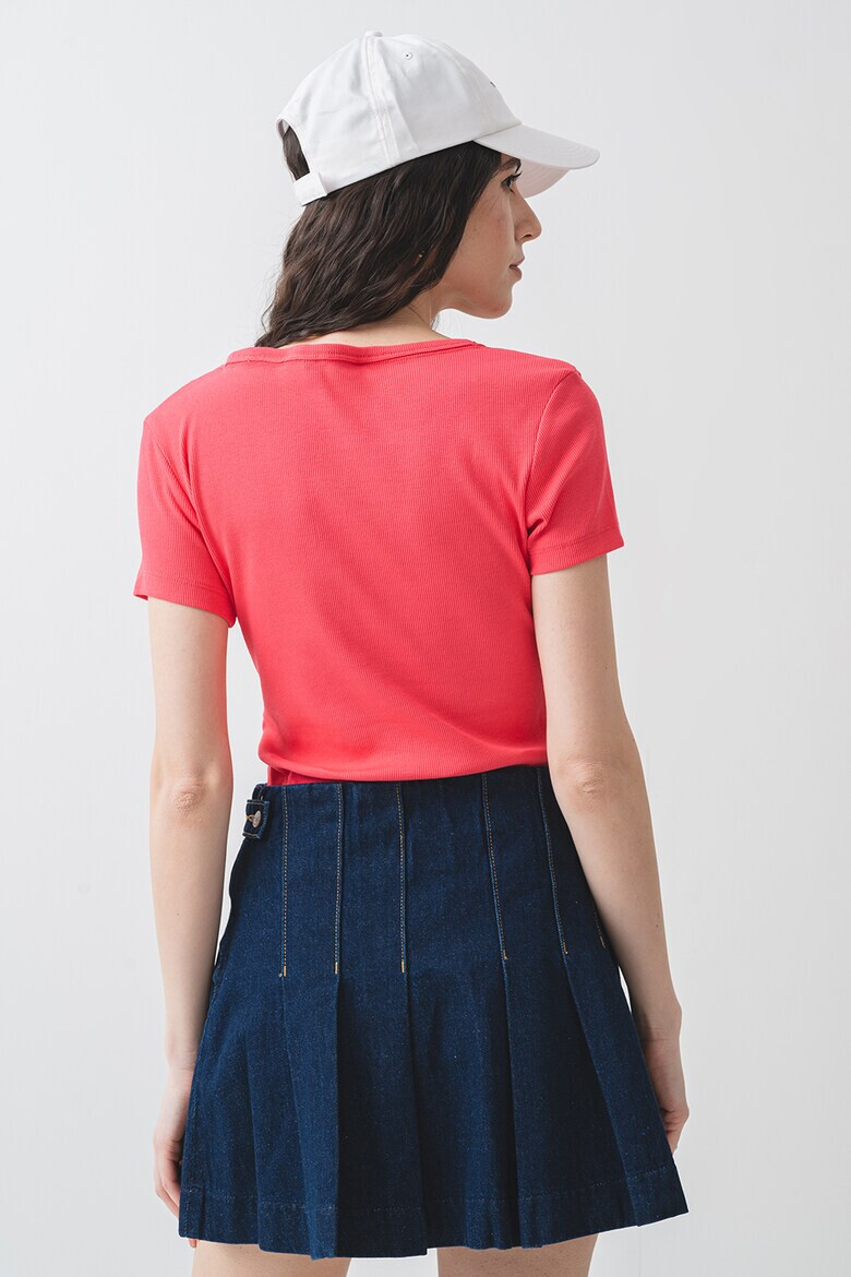Tommy Jeans Слим тениска с шпиц - Pepit.bg