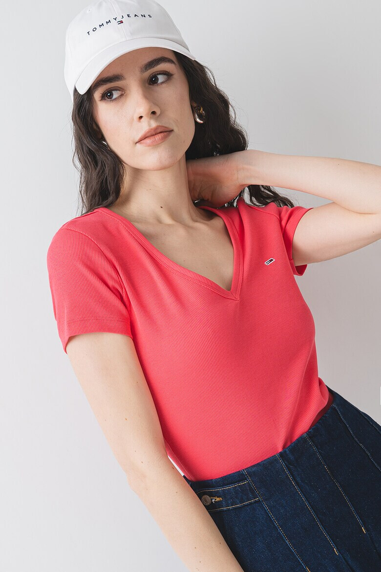 Tommy Jeans Слим тениска с шпиц - Pepit.bg