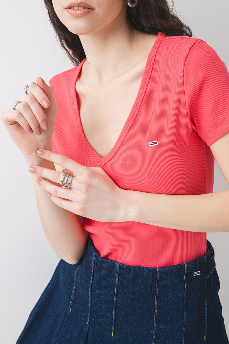 Tommy Jeans Слим тениска с шпиц - Pepit.bg