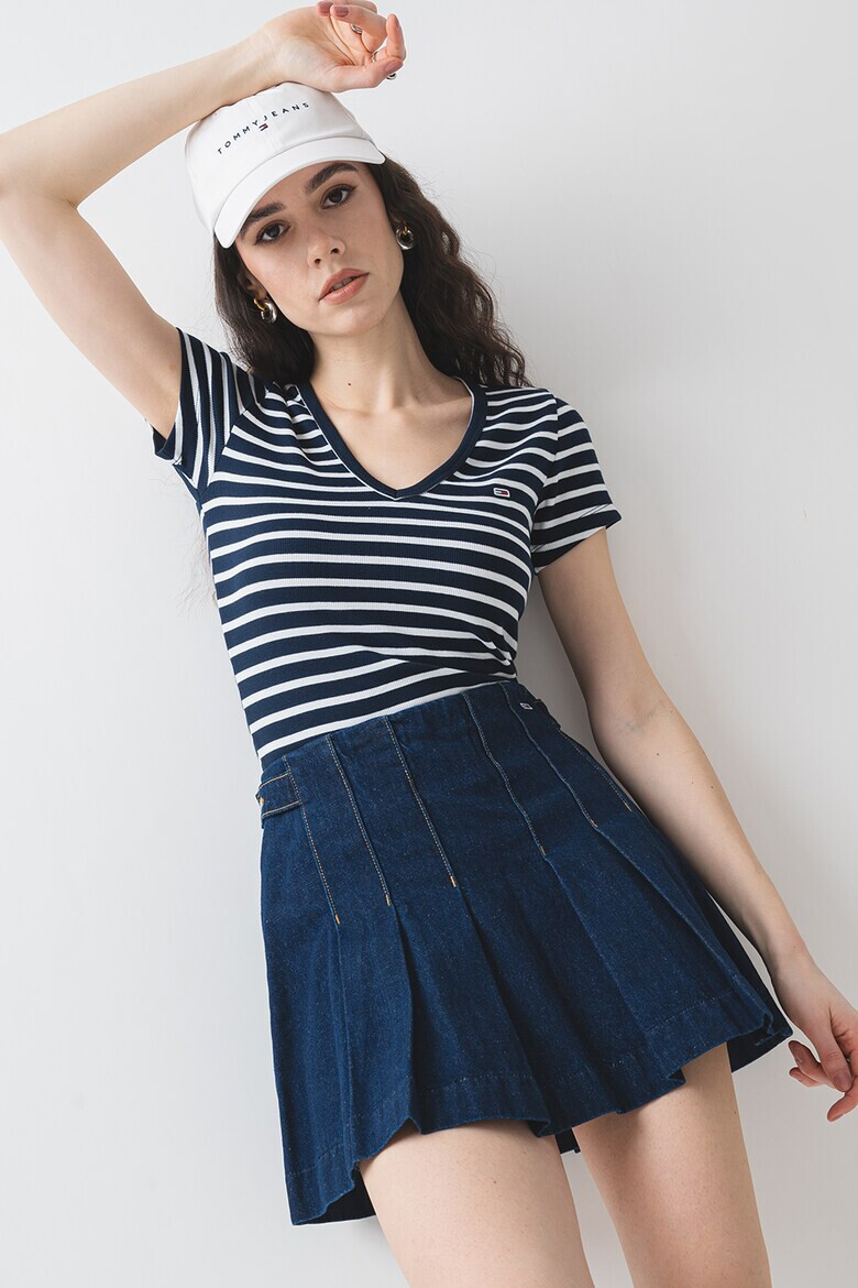 Tommy Jeans Слим тениска с шпиц - Pepit.bg