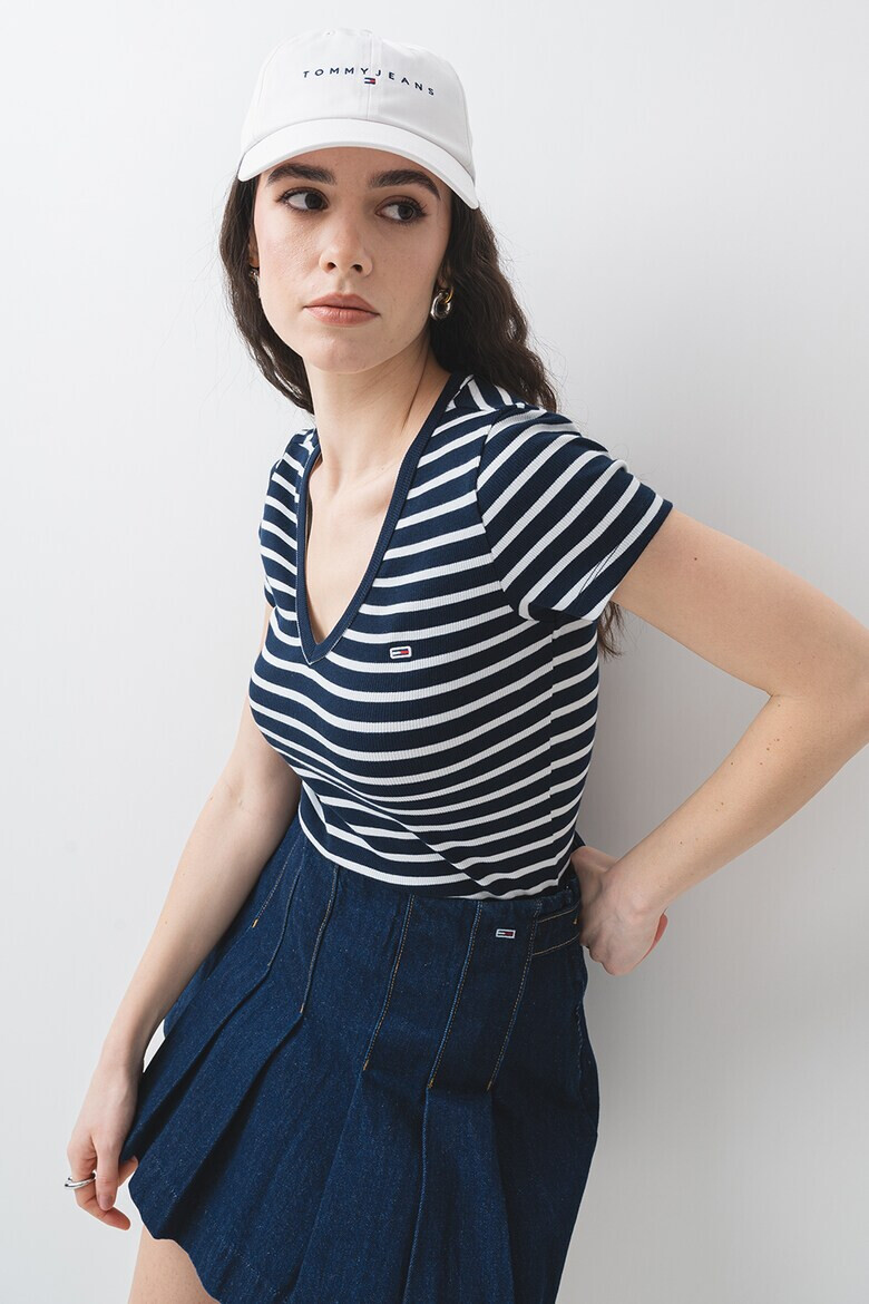 Tommy Jeans Слим тениска с шпиц - Pepit.bg