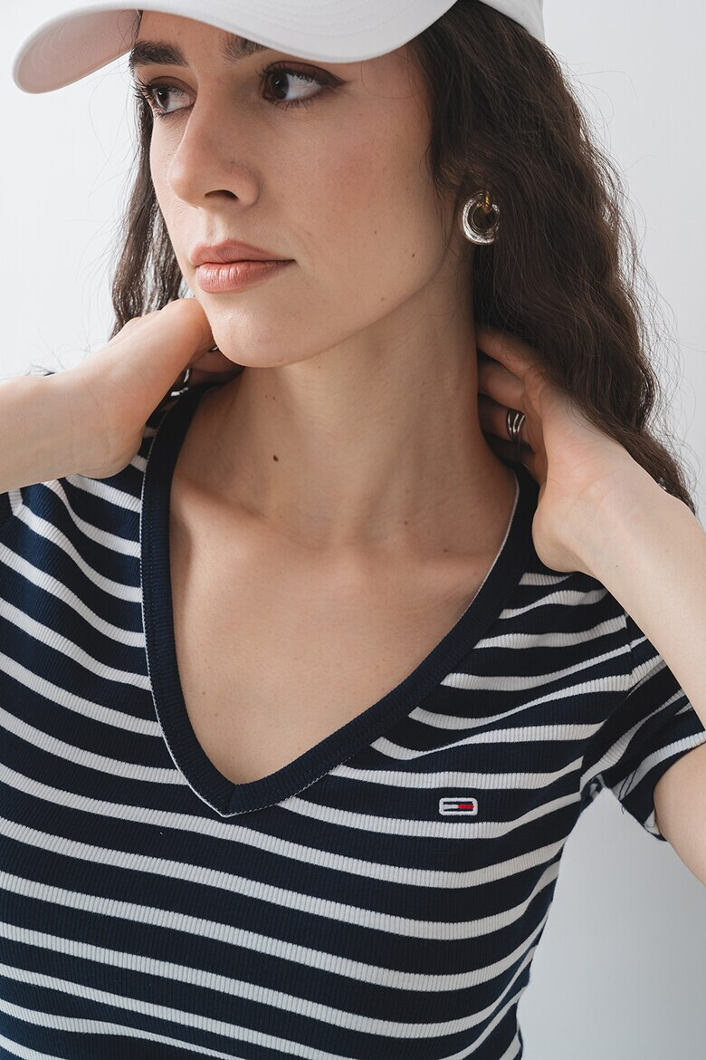 Tommy Jeans Слим тениска с шпиц - Pepit.bg