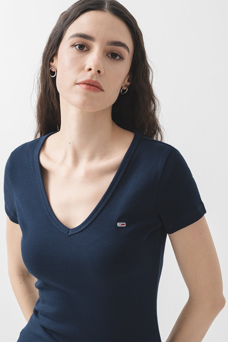 Tommy Jeans Слим тениска с шпиц - Pepit.bg