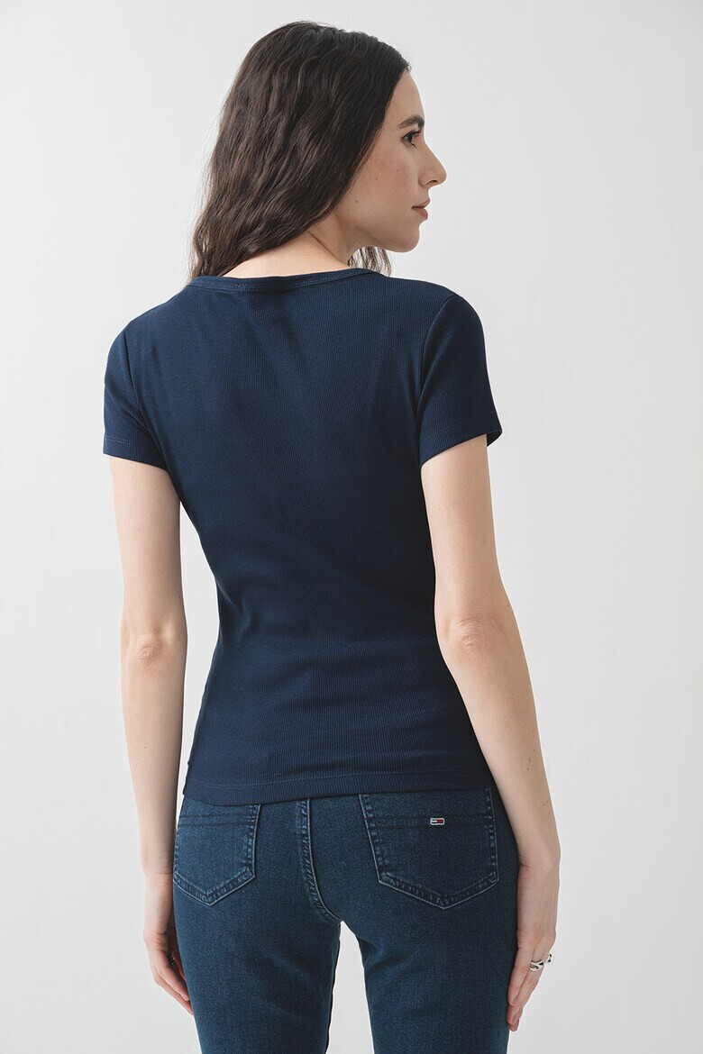 Tommy Jeans Слим тениска с шпиц - Pepit.bg